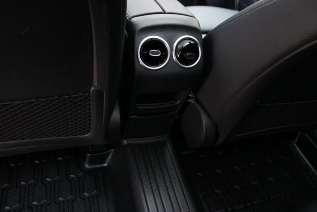 Used 2022  Mercedes-Benz GLB 250 image 25