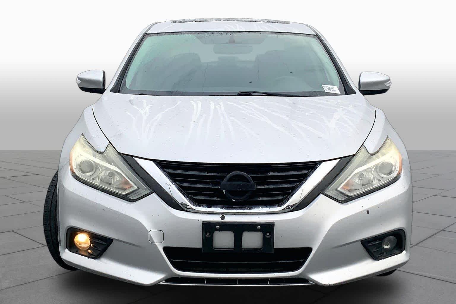 Used 2016 Brilliant Silver Nissan 2.5 SV image 4