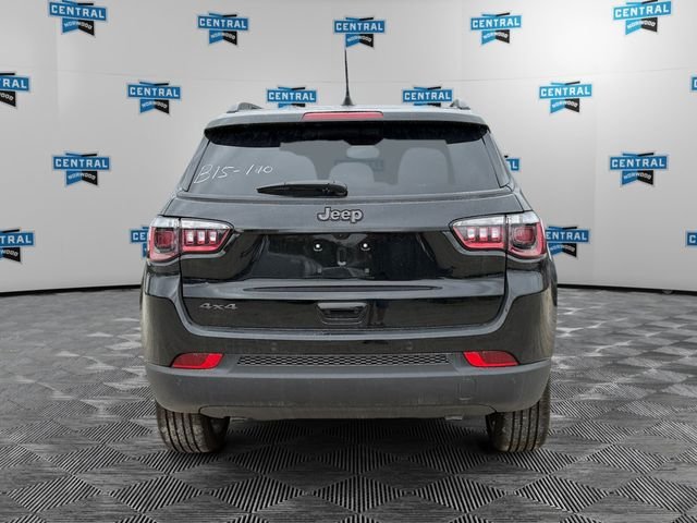 New 2026 Diamond Black Crystal Pearl-Coat Exterior Paint Jeep Limited image 4