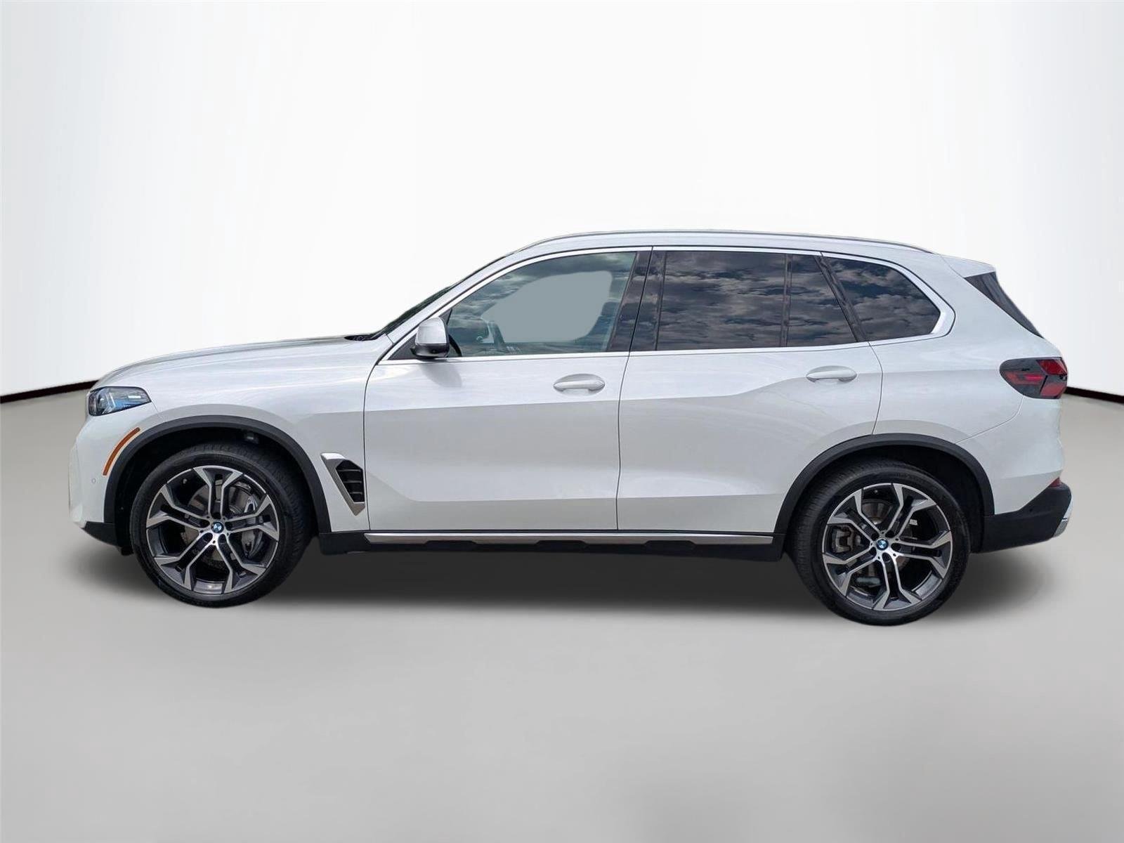 Used 2025 Mineral White Metallic BMW xDrive40i image 8