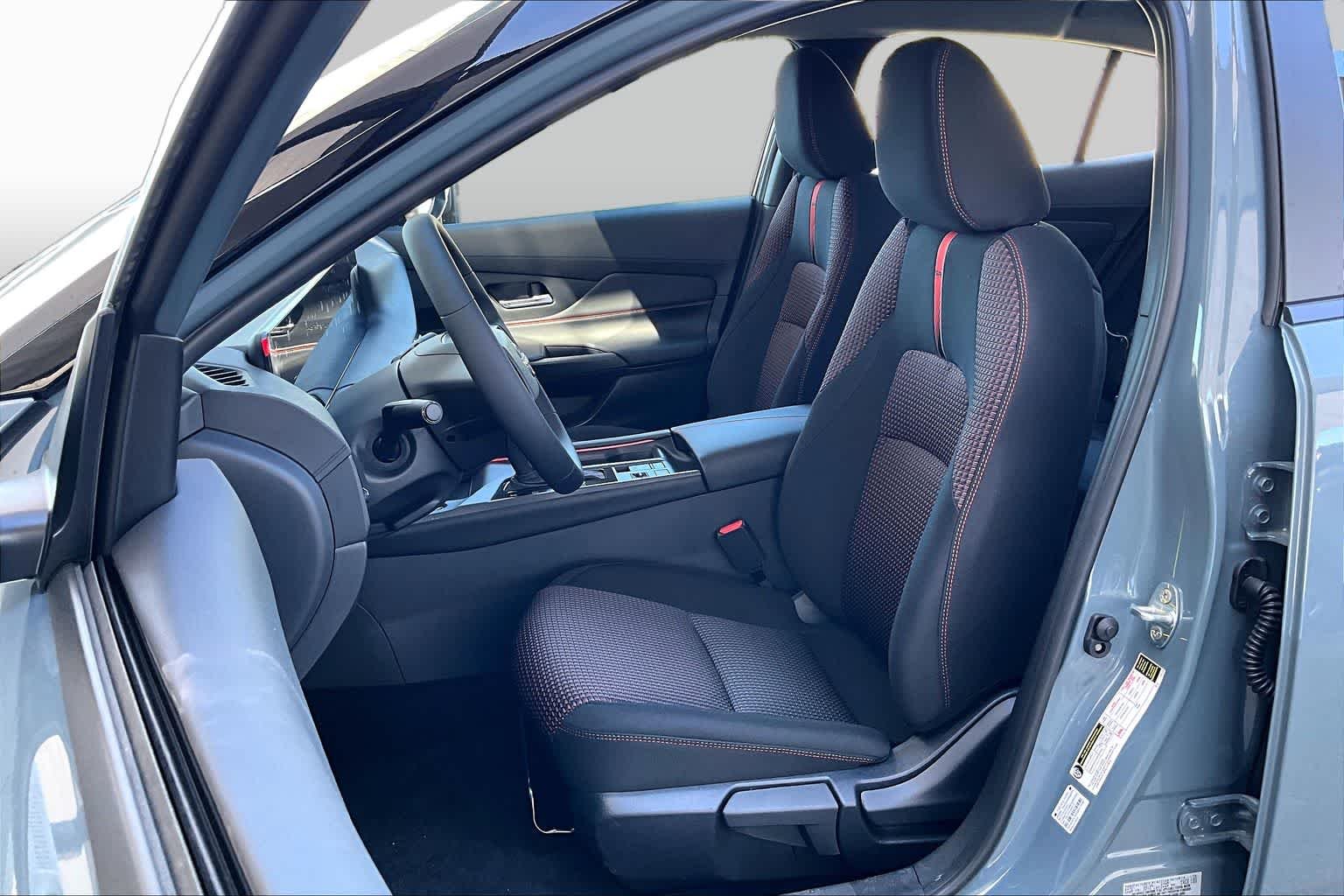 New 2026 Atlantic Gray Metallic / Super Black Two-tone Nissan SR image 15