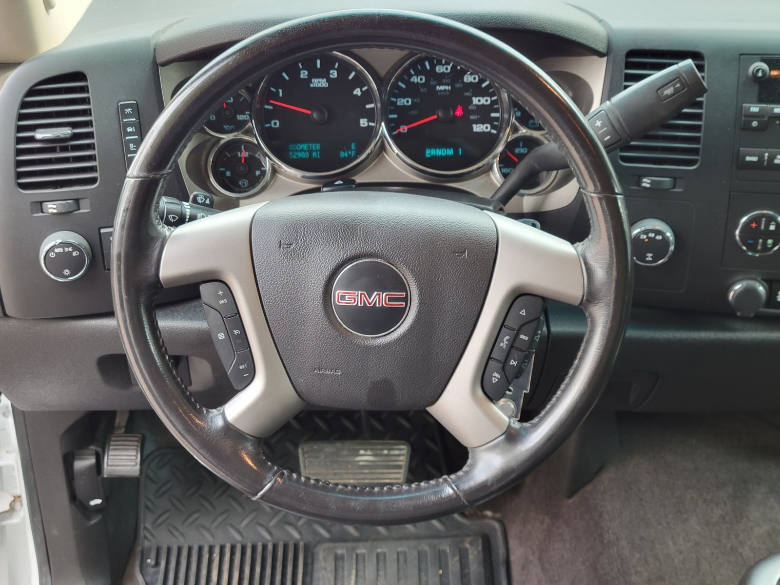 Used 2013 White GMC SLE image 29