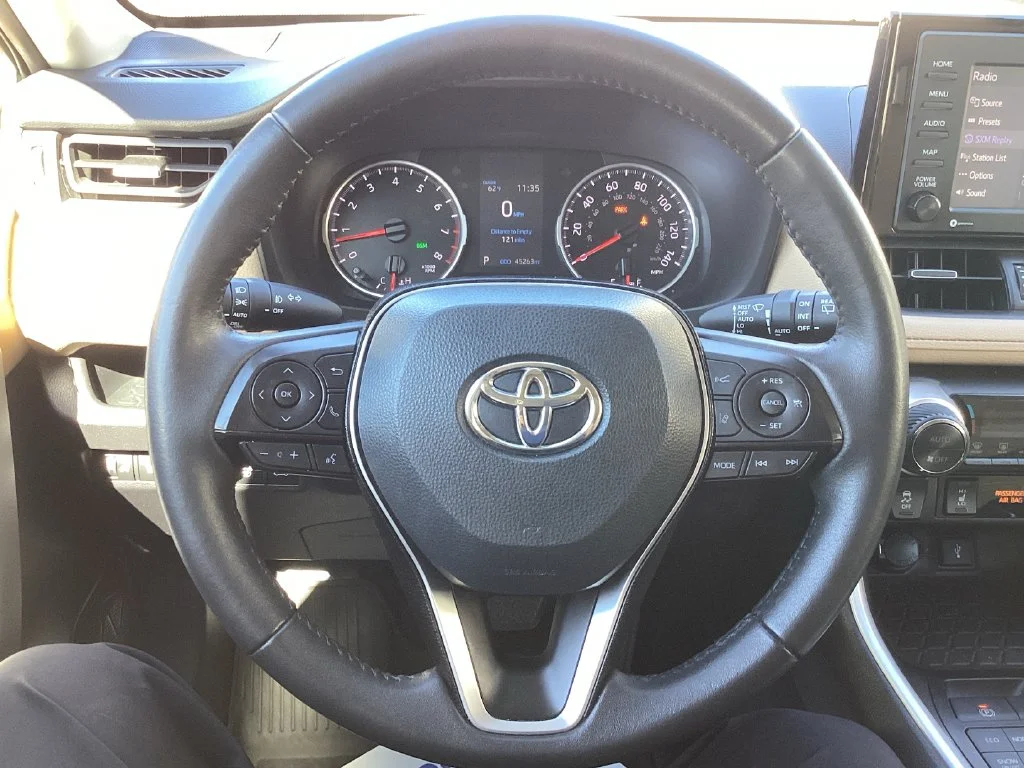 Used 2020  Toyota XLE Premium image 16