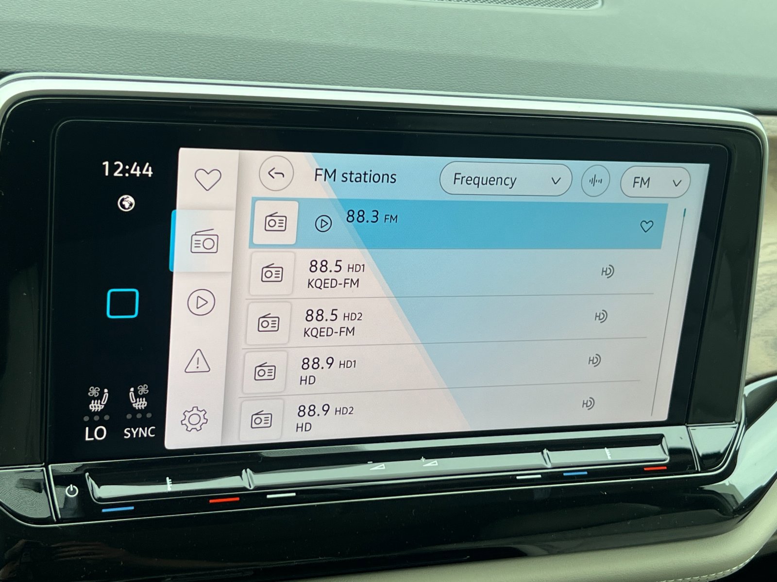 New 2026 Silver Mist Metallic Volkswagen 2.0T SE w/Technology image 18