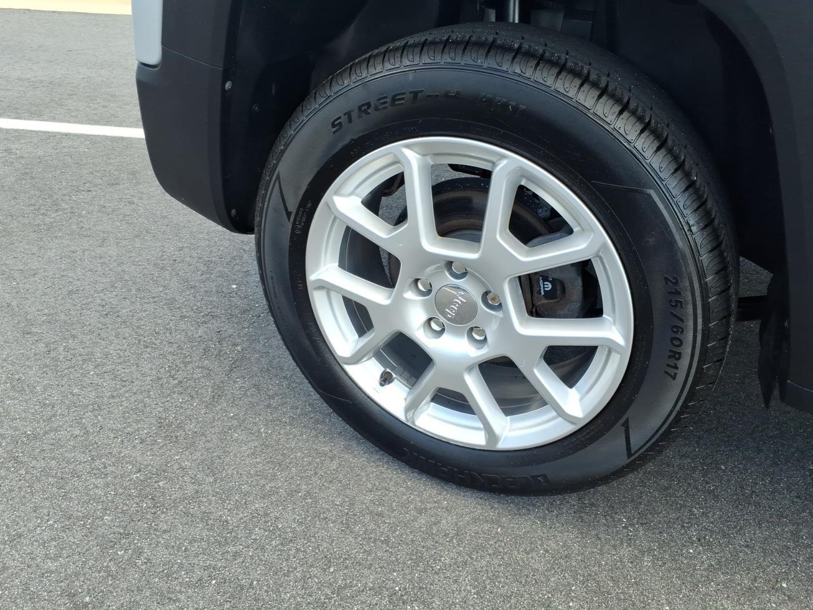 Used 2019 Glacier Metallic Clearcoat Jeep Latitude image 11