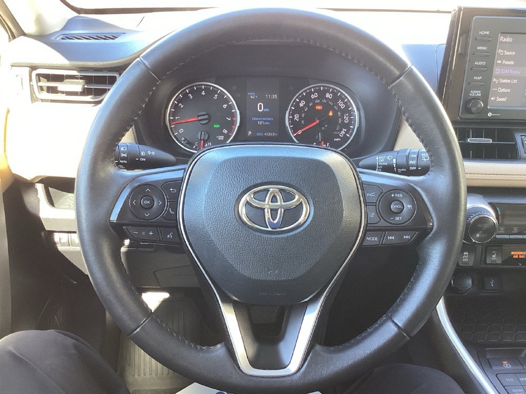 Used 2020  Toyota XLE Premium image 16