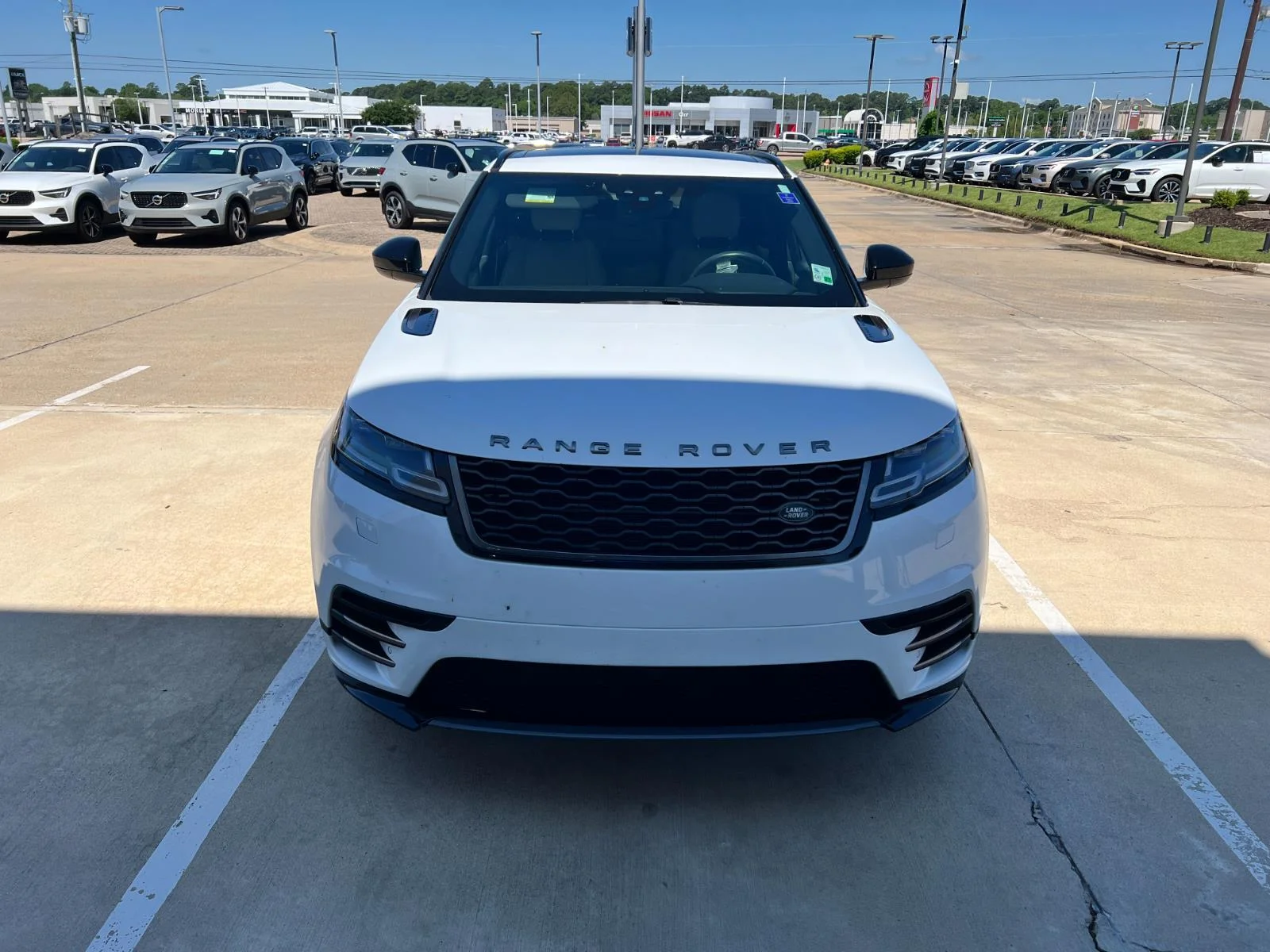 Used 2018 Fuji White Land Rover R-Dynamic SE image 2
