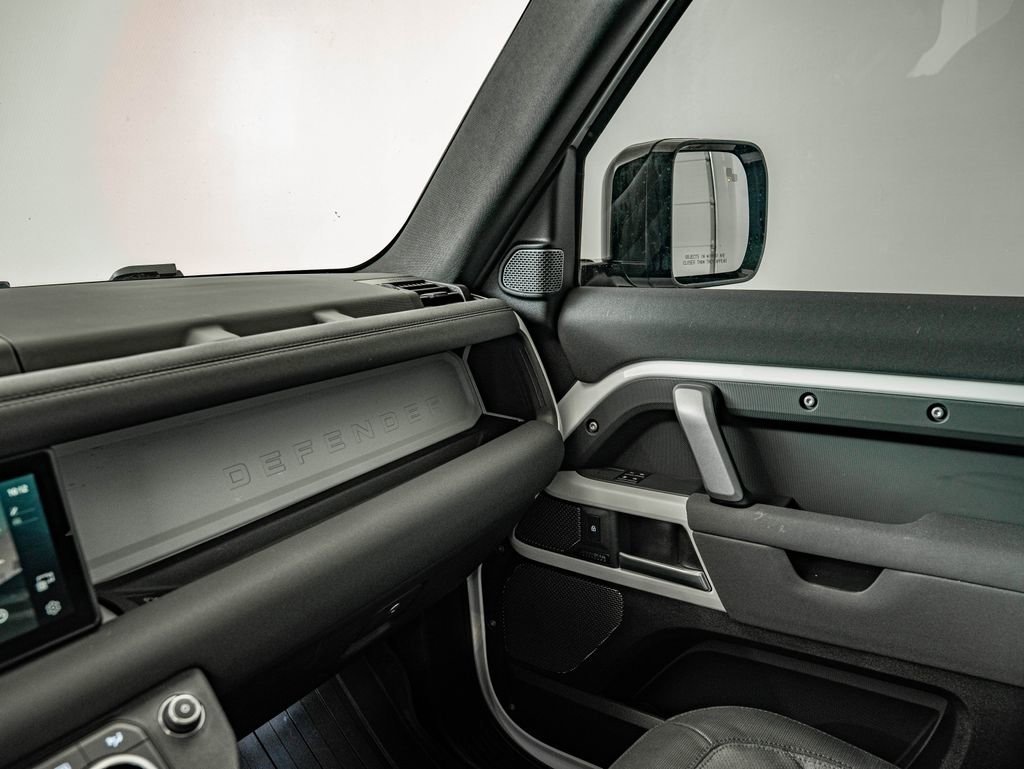 Used 2023 White Land Rover X-Dynamic SE image 28