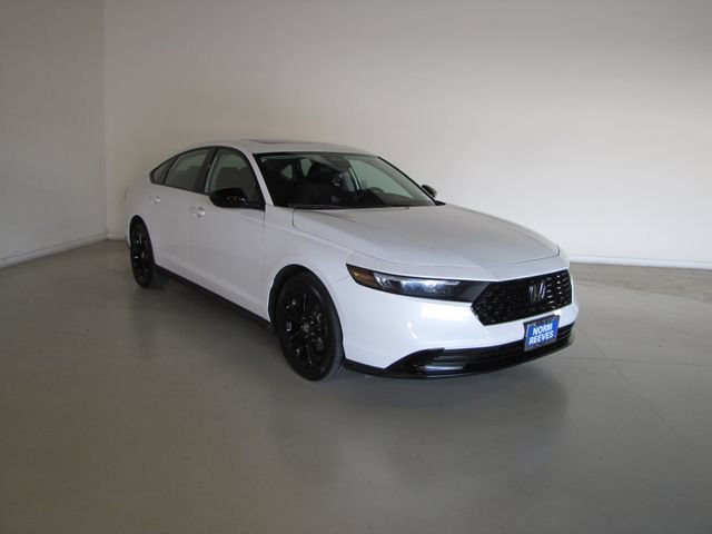 Certified Used 2025 Platinum White Pearl Honda SE image 3
