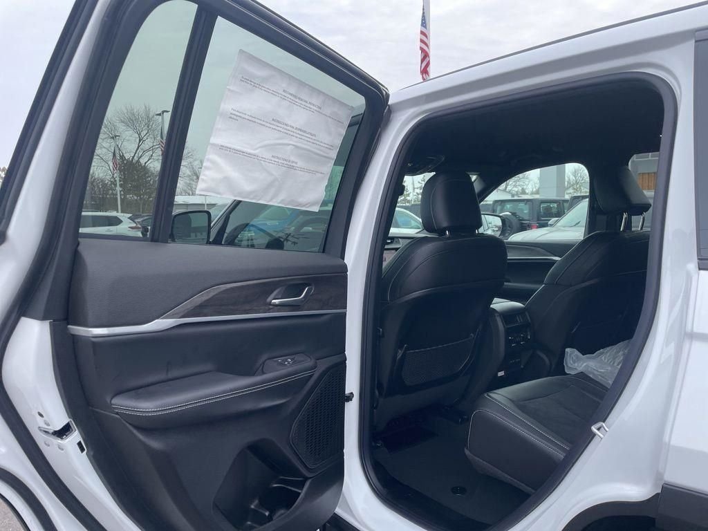 New 2026 Bright White Clear-Coat Exterior Paint Jeep Latitude Altitude image 30