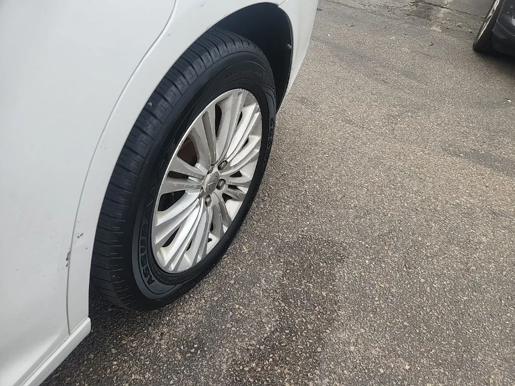 Used 2013 White Chrysler Base image 7
