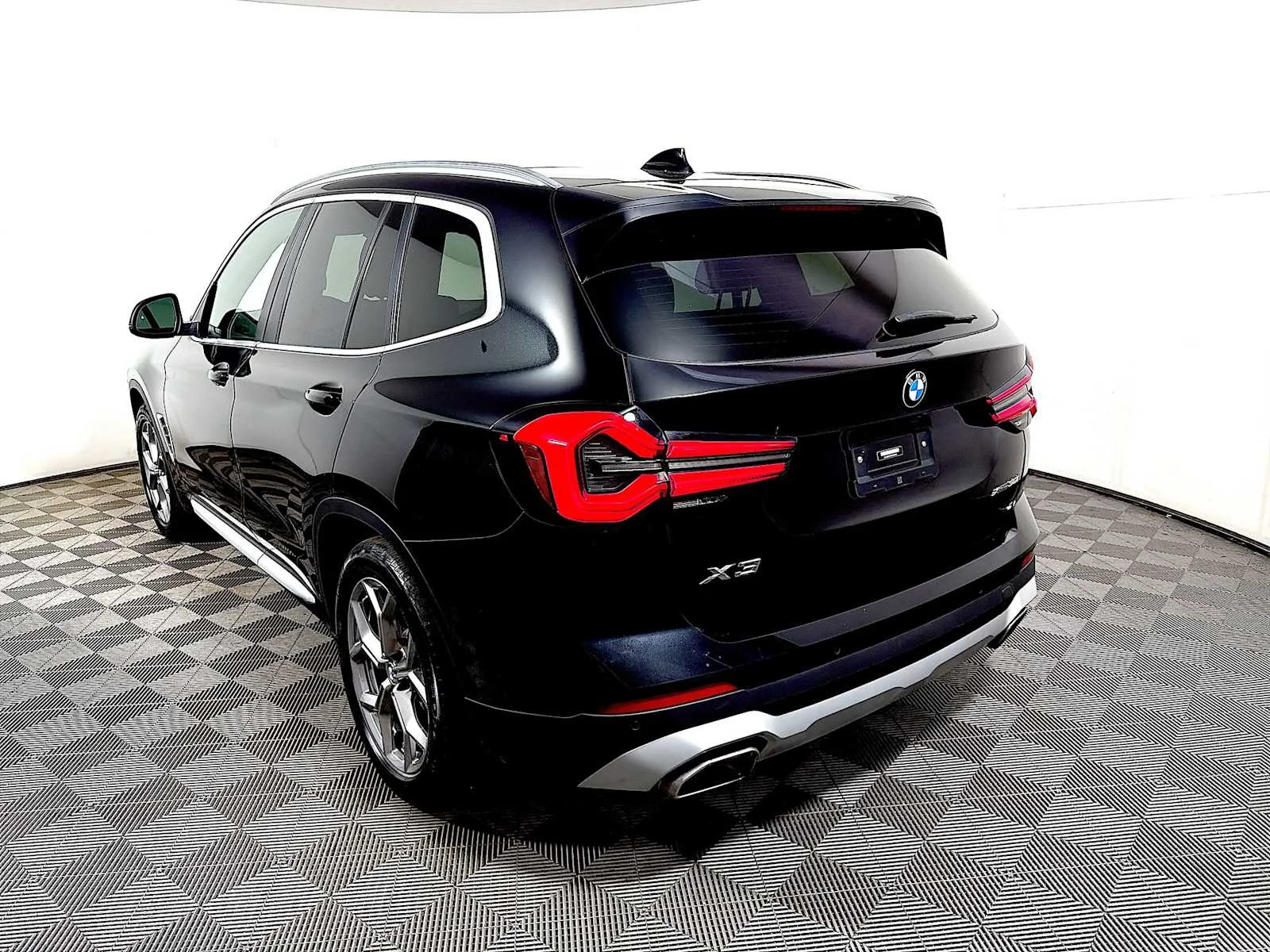 Used 2023 Black Sapphire Metallic BMW xDrive30i image 5