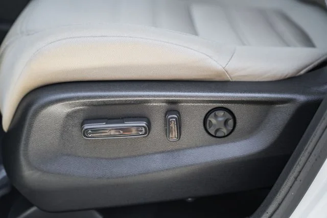 Used 2022 White Honda EX image 36