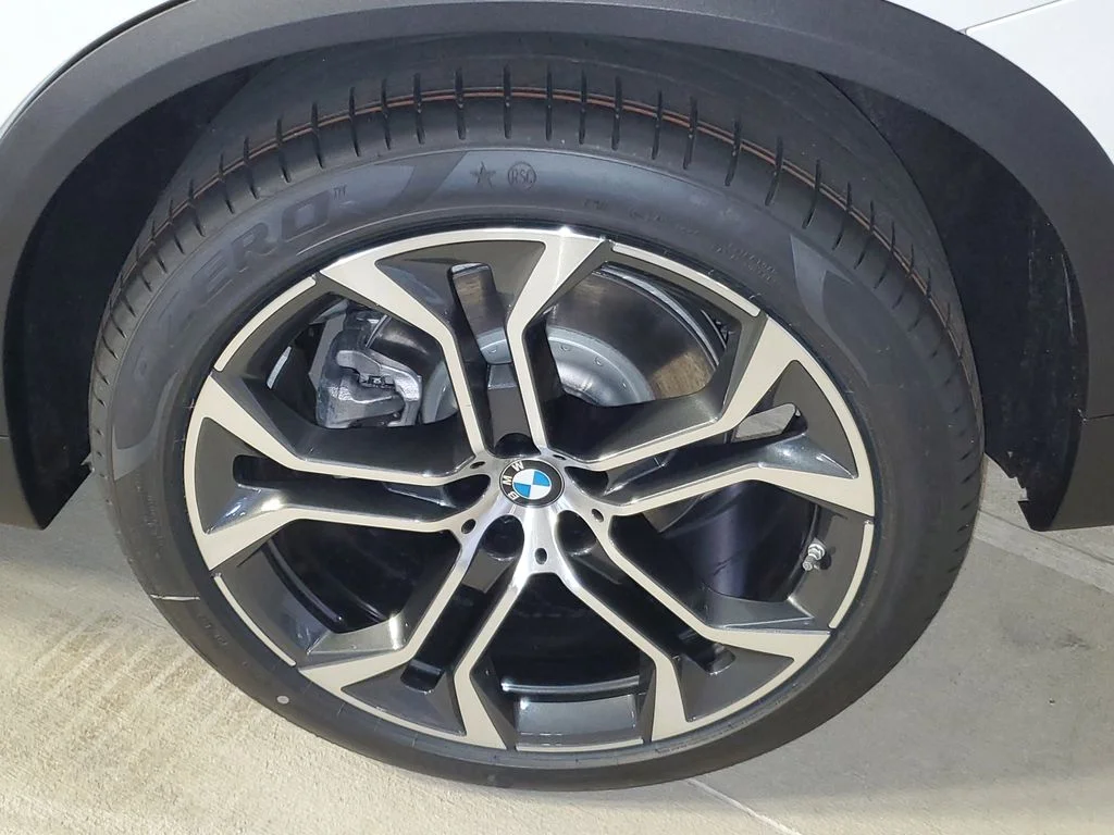 New 2026 White BMW sDrive40i image 5