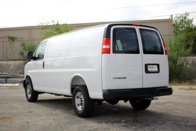 New 2025 Summit White Chevrolet WT image 7