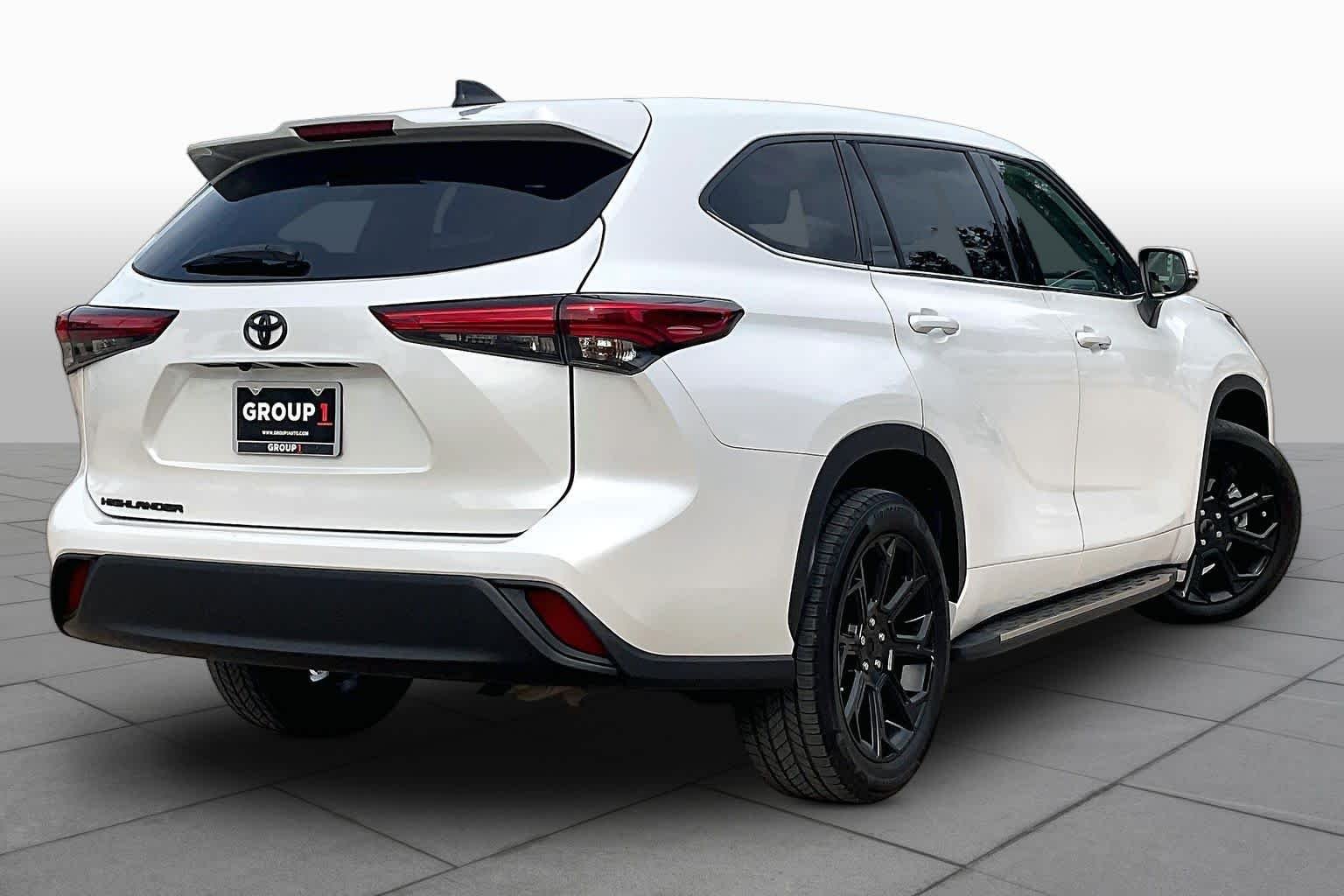2022 Toyota Highlander L - Photo 13