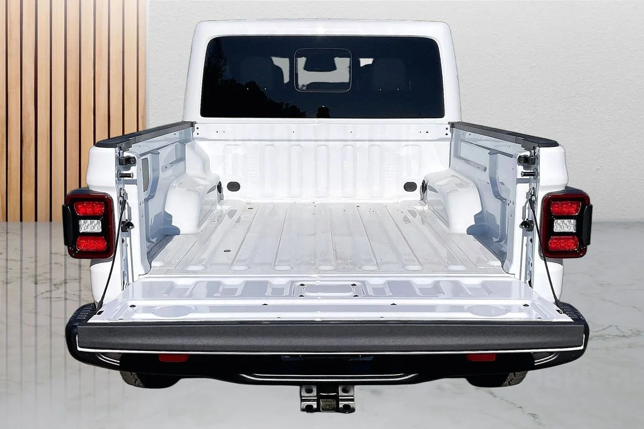 New 2026 Bright White Clear-Coat Exterior Paint Jeep Mojave X image 23