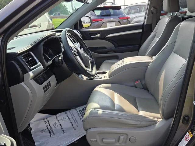 Used 2019 Gray Toyota XLE image 5