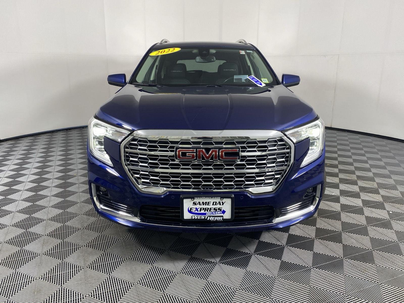 Used 2022 Marine Metallic GMC Denali image 2