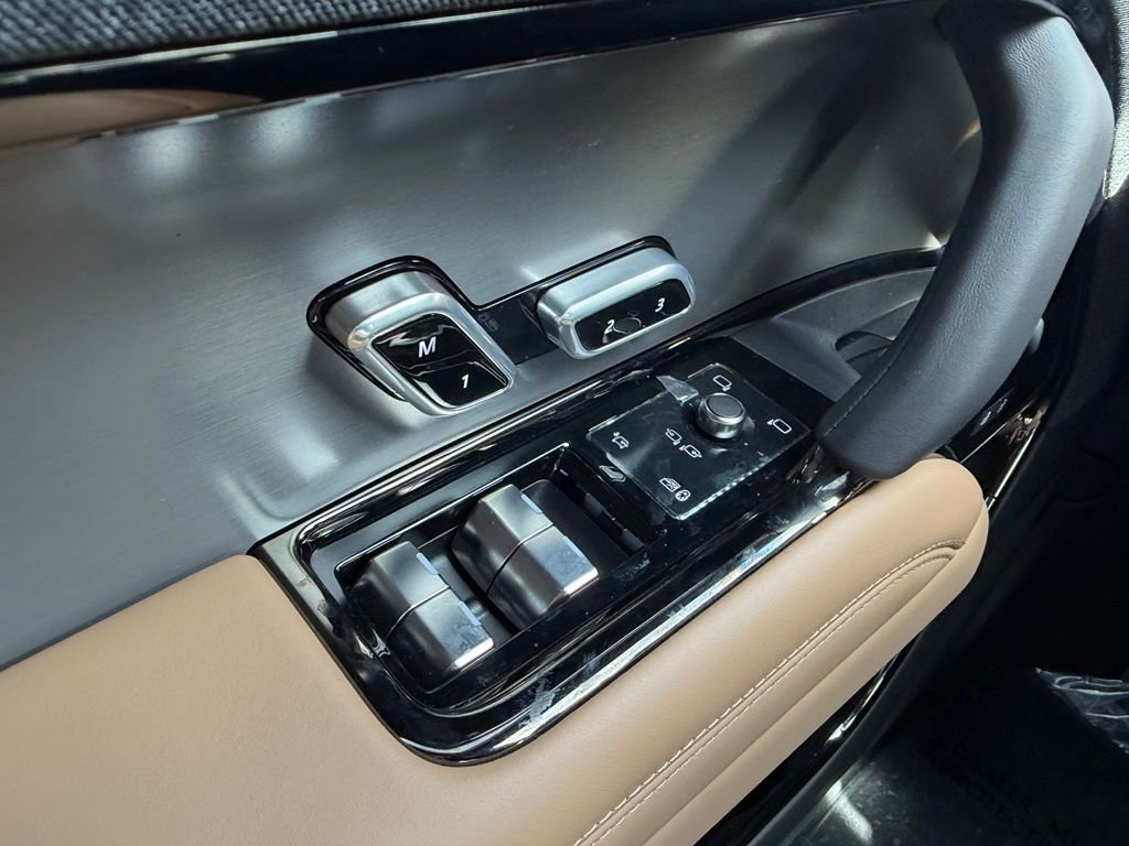 New 2027 Santorini Black Land Rover SE image 15