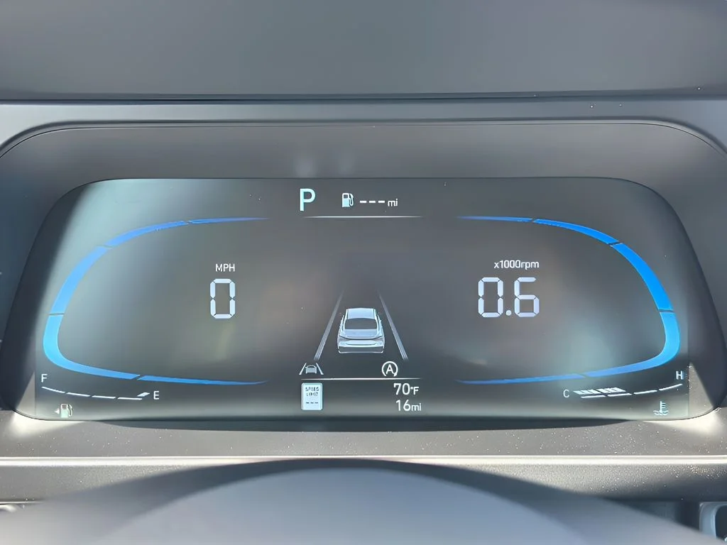 2025 Hyundai Elantra SE - Photo 18