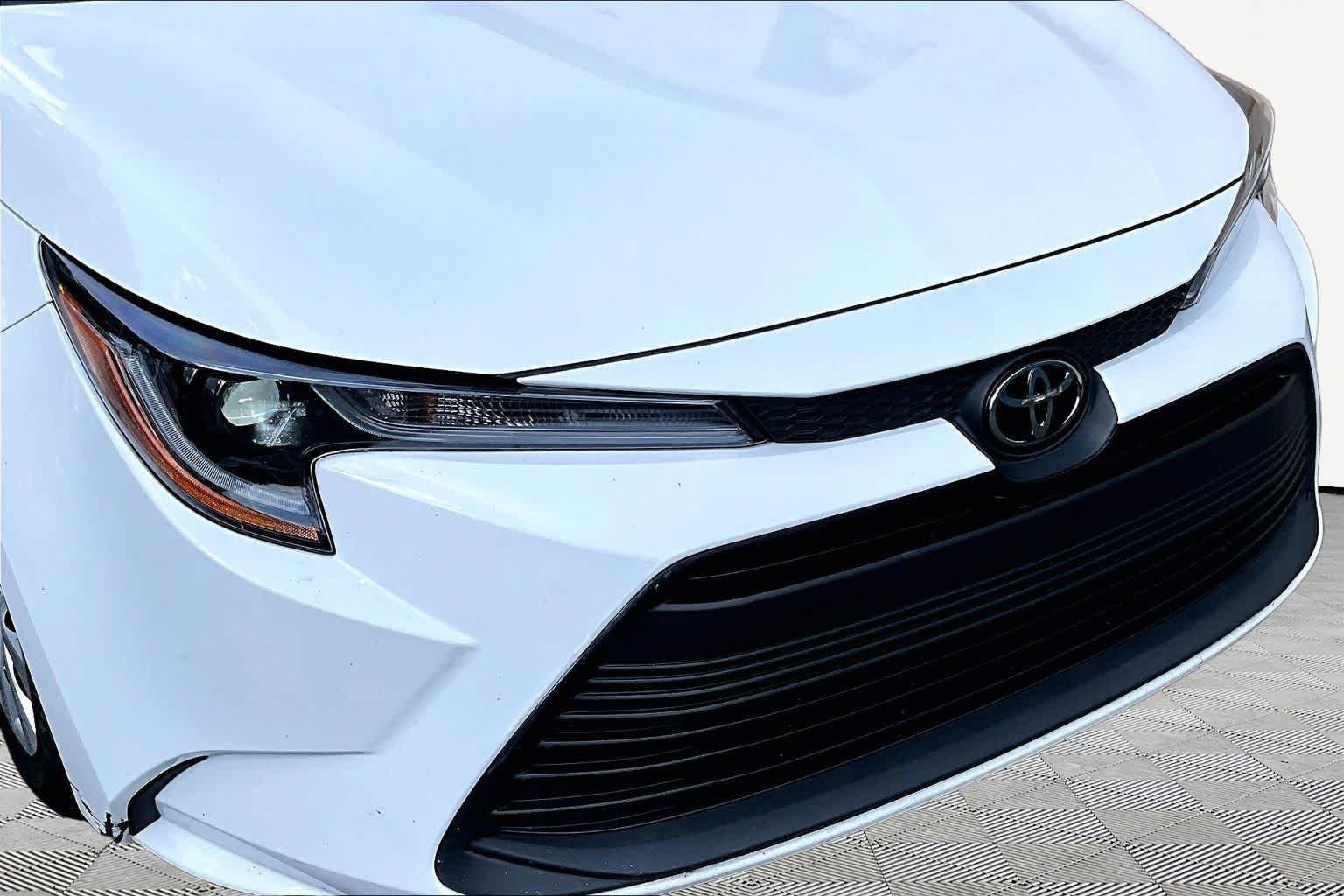 Used 2025 Ice Cap Toyota LE image 29