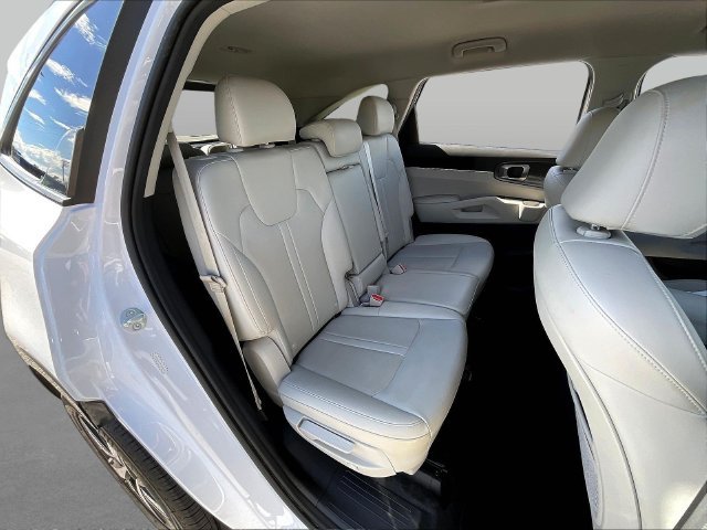 Used 2023 White Kia S image 27