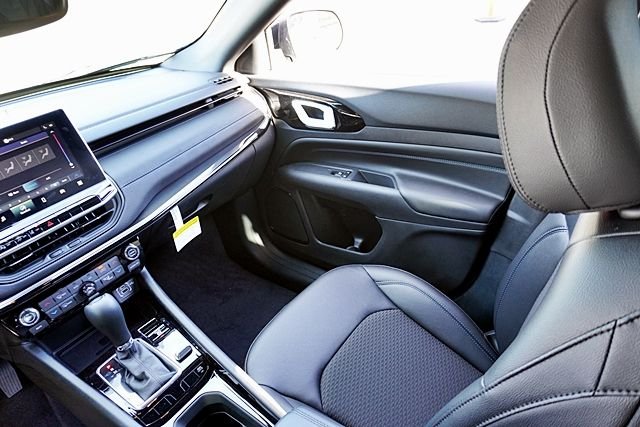 New 2026 Bright White Clearcoat Jeep Latitude image 24