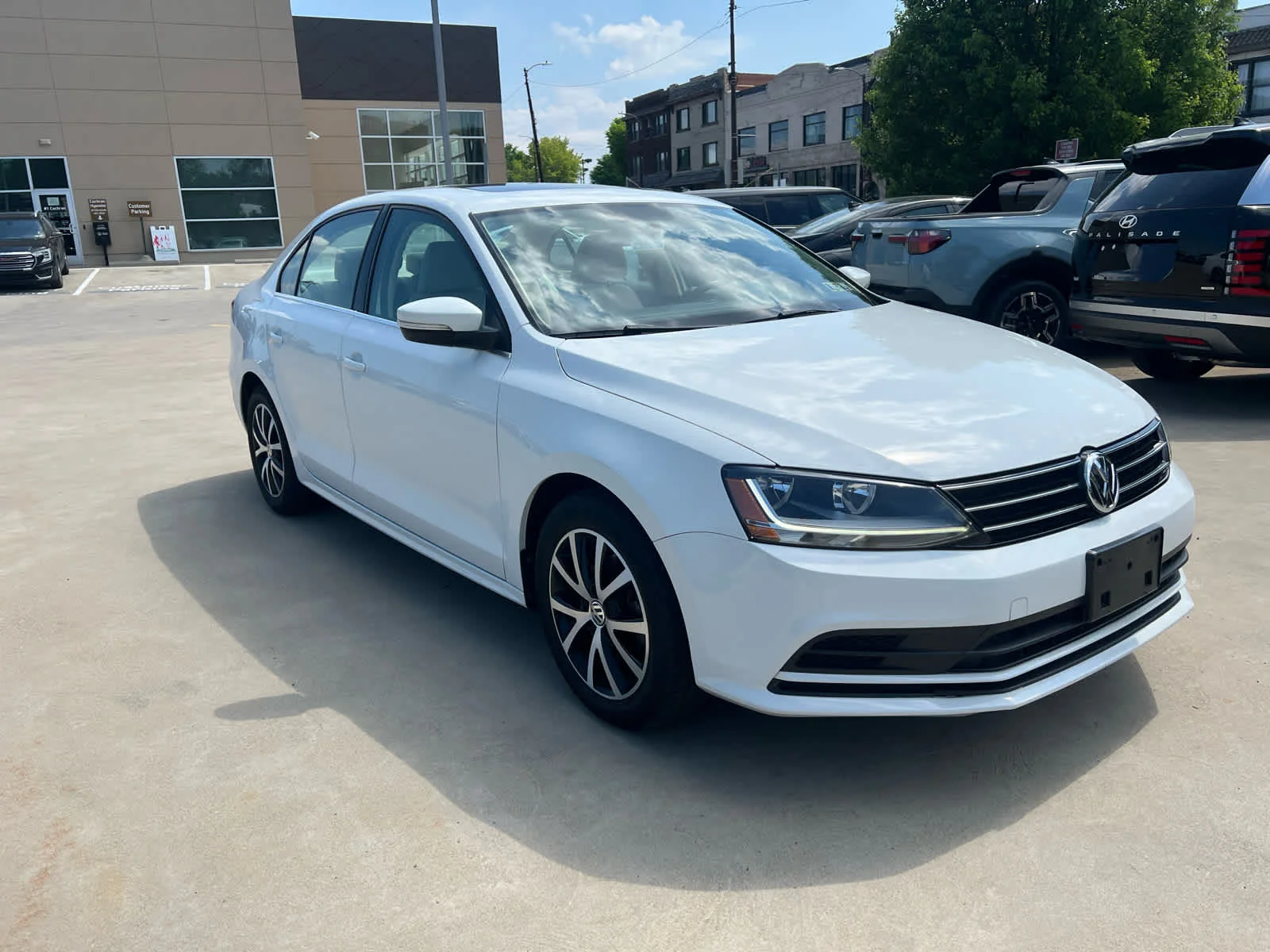 Used 2017 Pure White Volkswagen 1.4T SE image 5