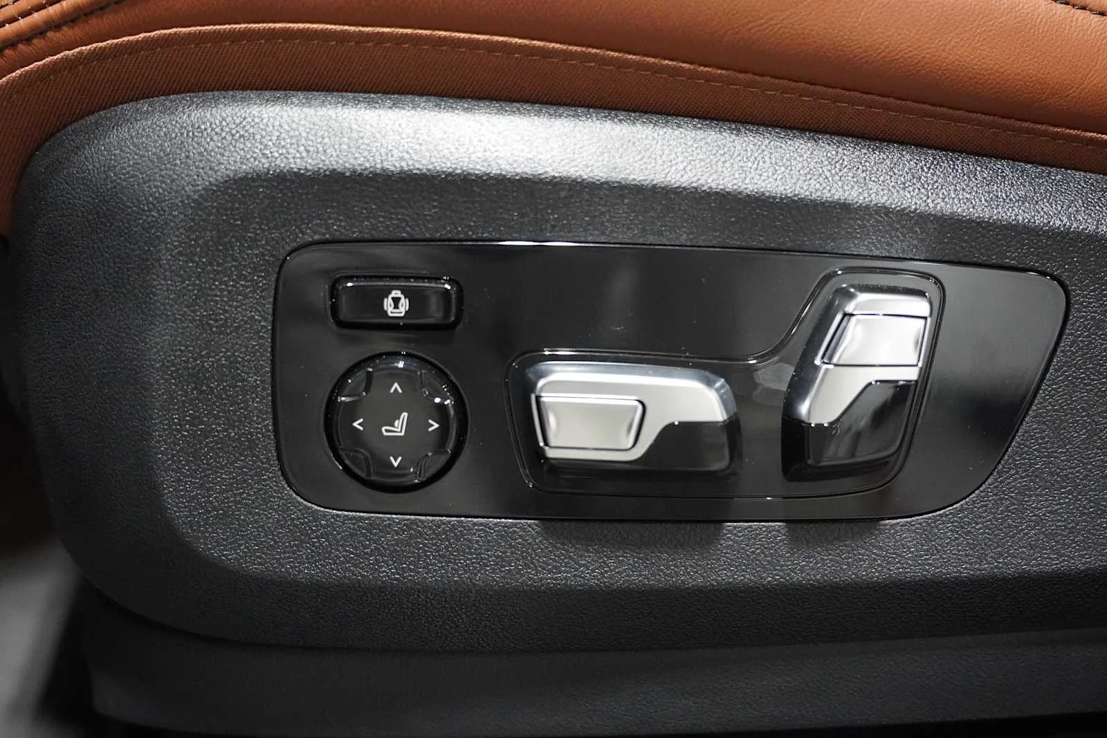 Used 2027 Mineral White Metallic BMW M60i image 14