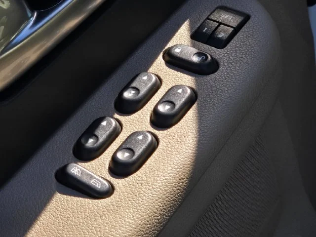 Used 2004 White Ford Eddie Bauer image 27