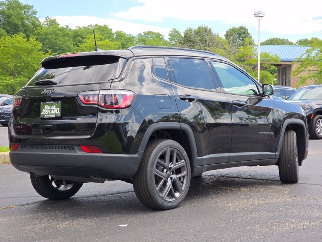 New 2026 Diamond Black Crystal Pearl-Coat Exterior Paint Jeep Limited image 29
