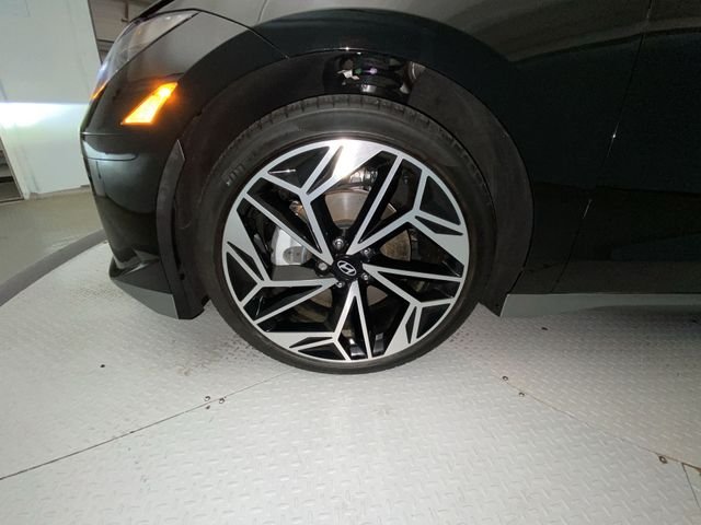 Used 2024 Black Hyundai SEL image 10