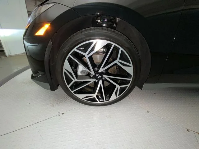 Used 2024 Black Hyundai SEL image 10