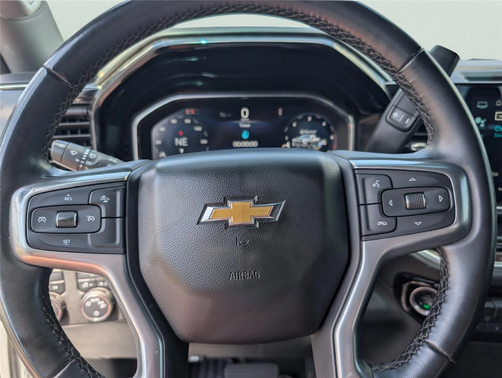 Used 2024 Summit White Chevrolet LT image 28