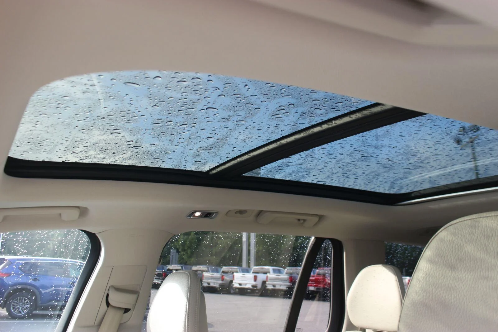 Used 2021  Volvo Momentum image 29