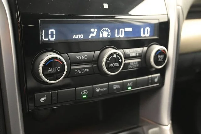 Used 2019 Crystal White Pea Subaru Limited image 18