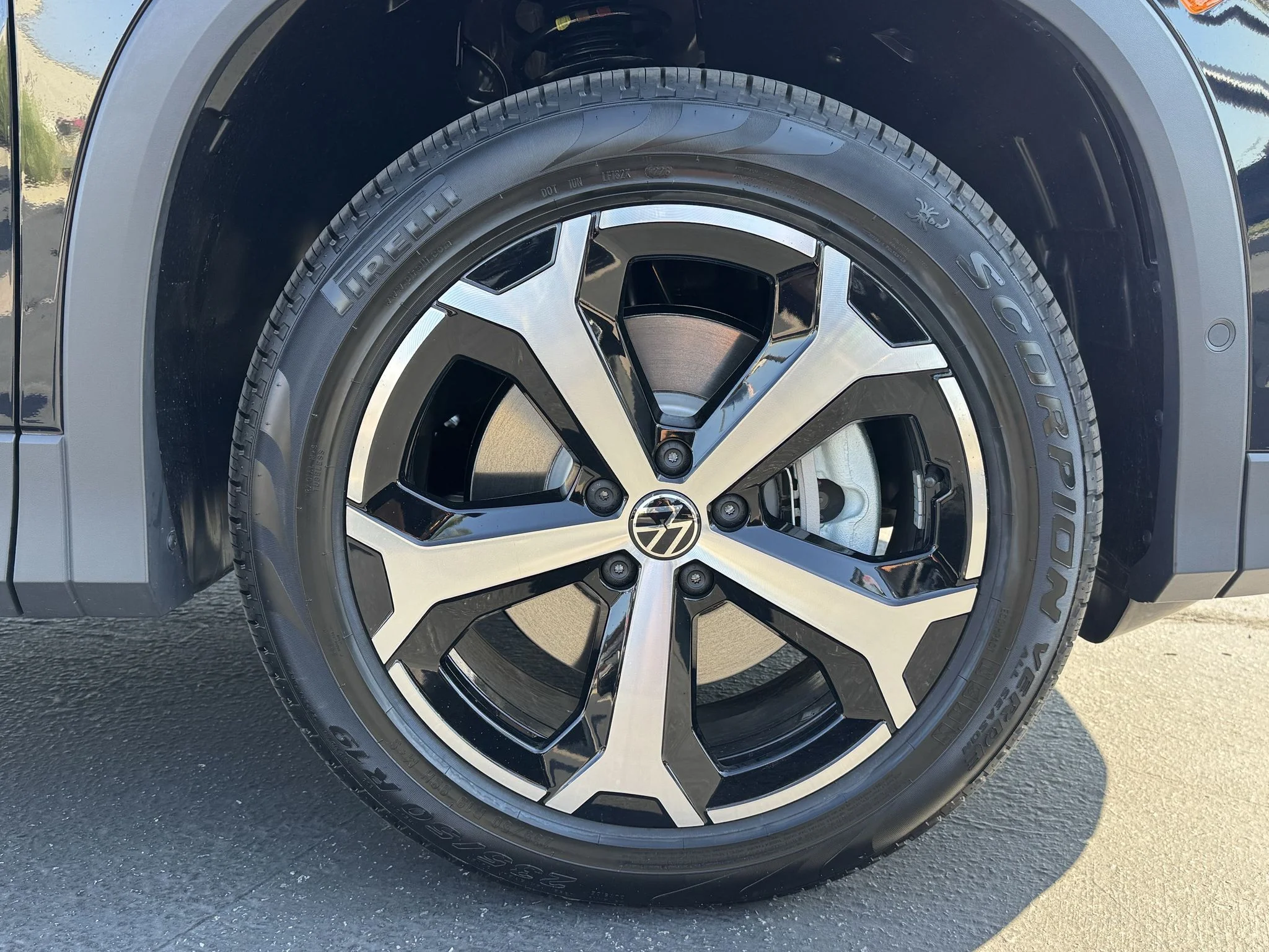 New 2026 Deep Black Pearl Volkswagen SE image 10