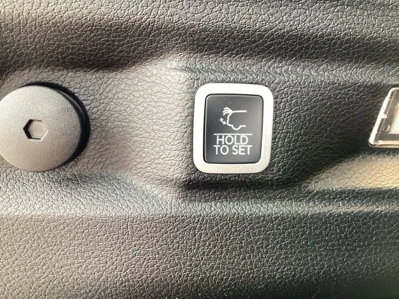 New 2026 Silver Zynith Exterior Paint Jeep Altitude image 17