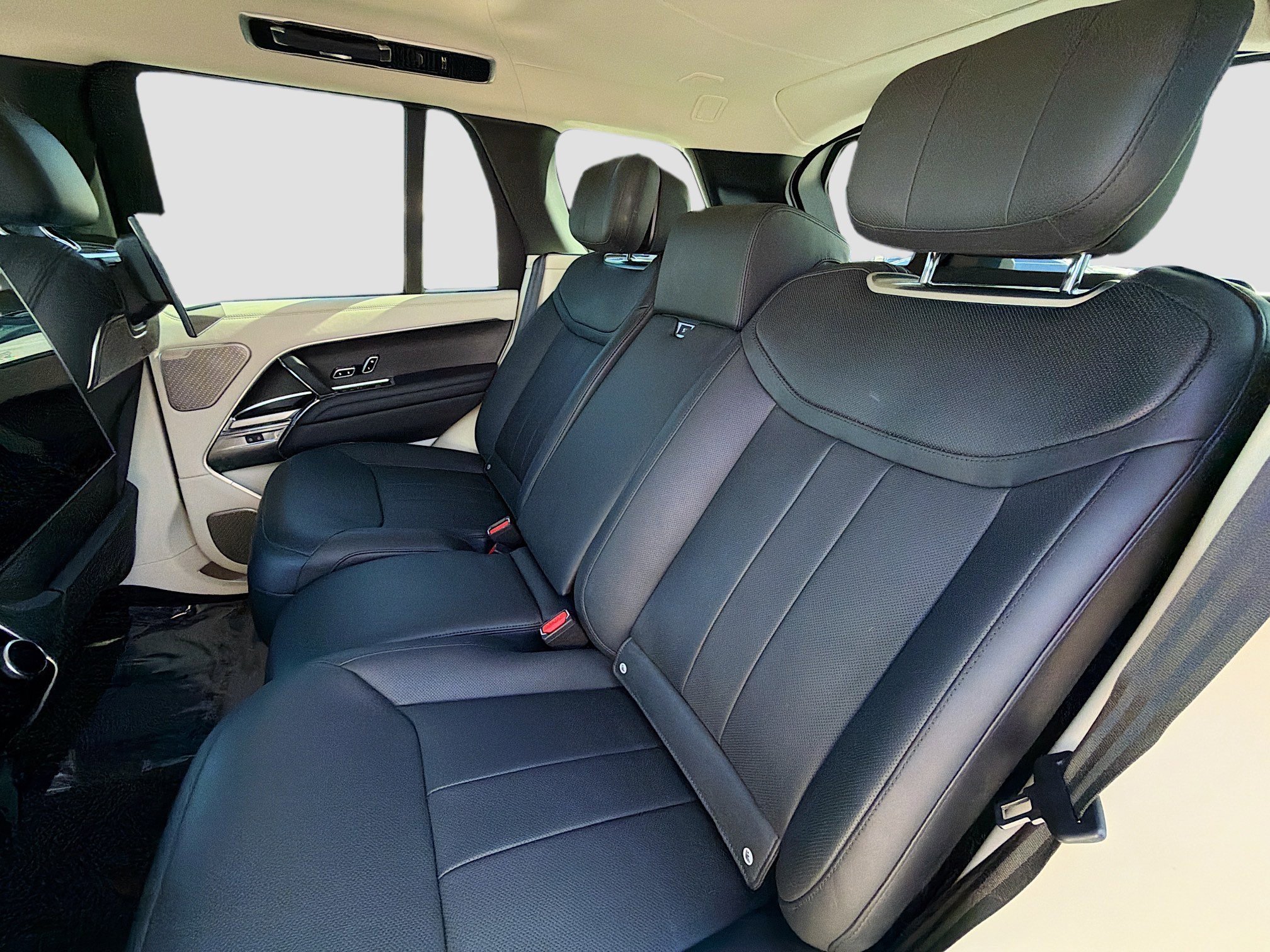 Used 2024 Ligurian Black SV Bespoke Ultra Metallic Sat Land Rover Autobiography image 22