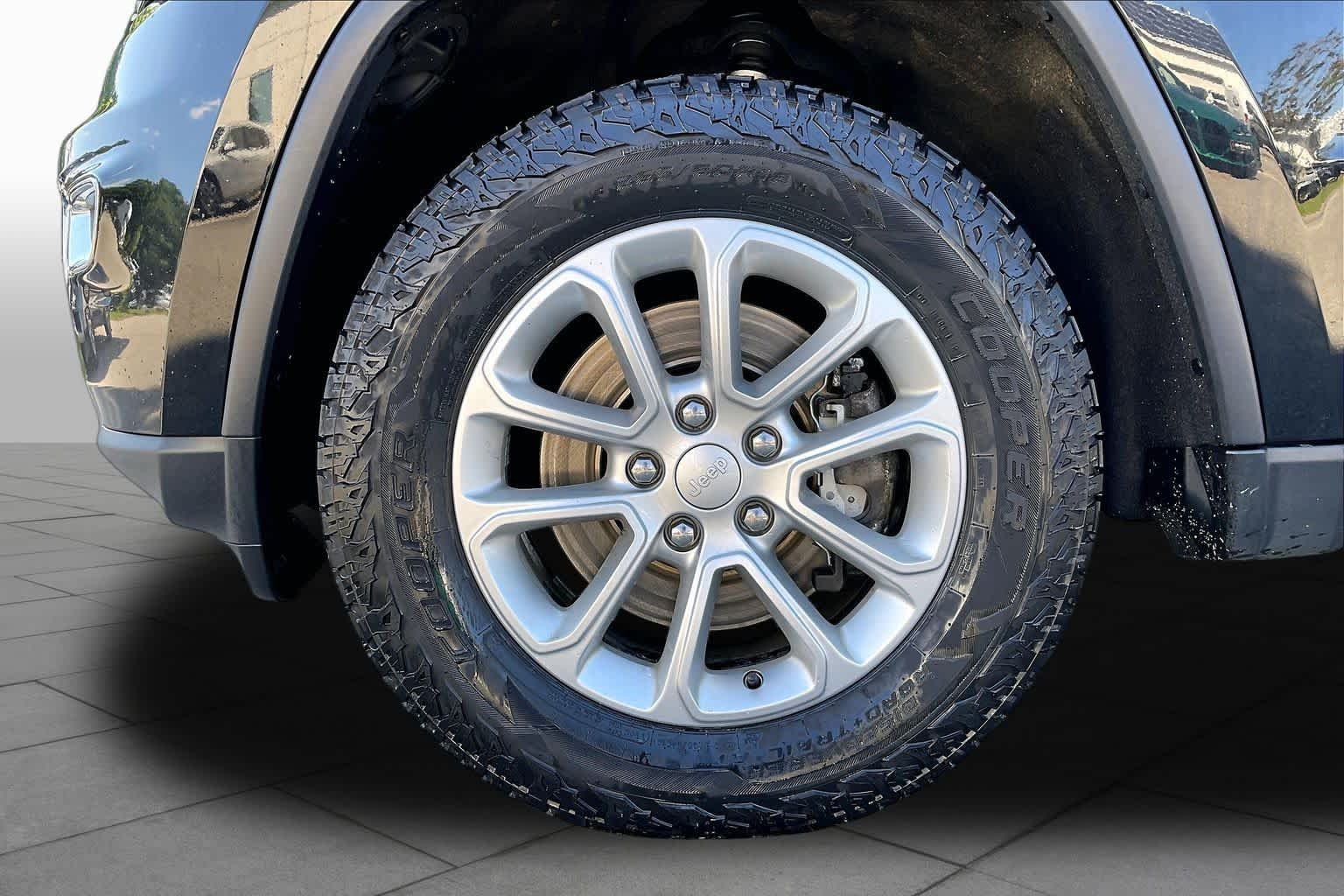 Used 2021 Diamond Black Crystal Pearlcoat Jeep Laredo X image 10