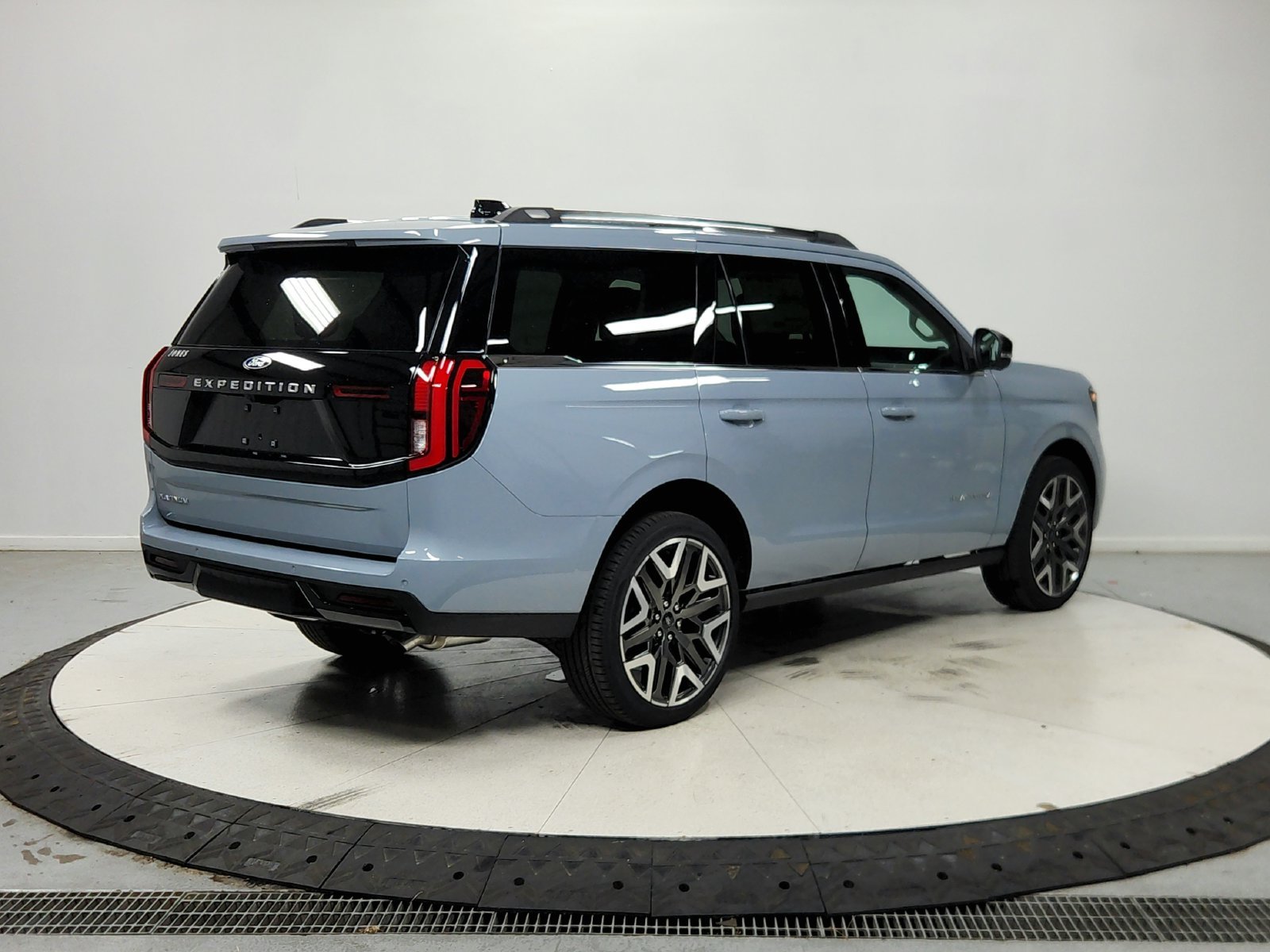 New 2027 Glacier Gray Metallic Tri-Coat Ford Platinum image 8
