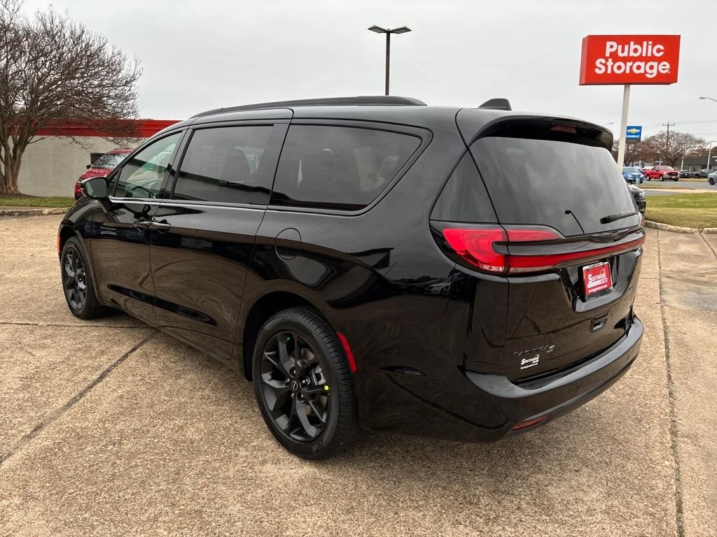 New 2026 Diamond Black Crystal Pearl-Coat Exterior Paint Chrysler Select image 3