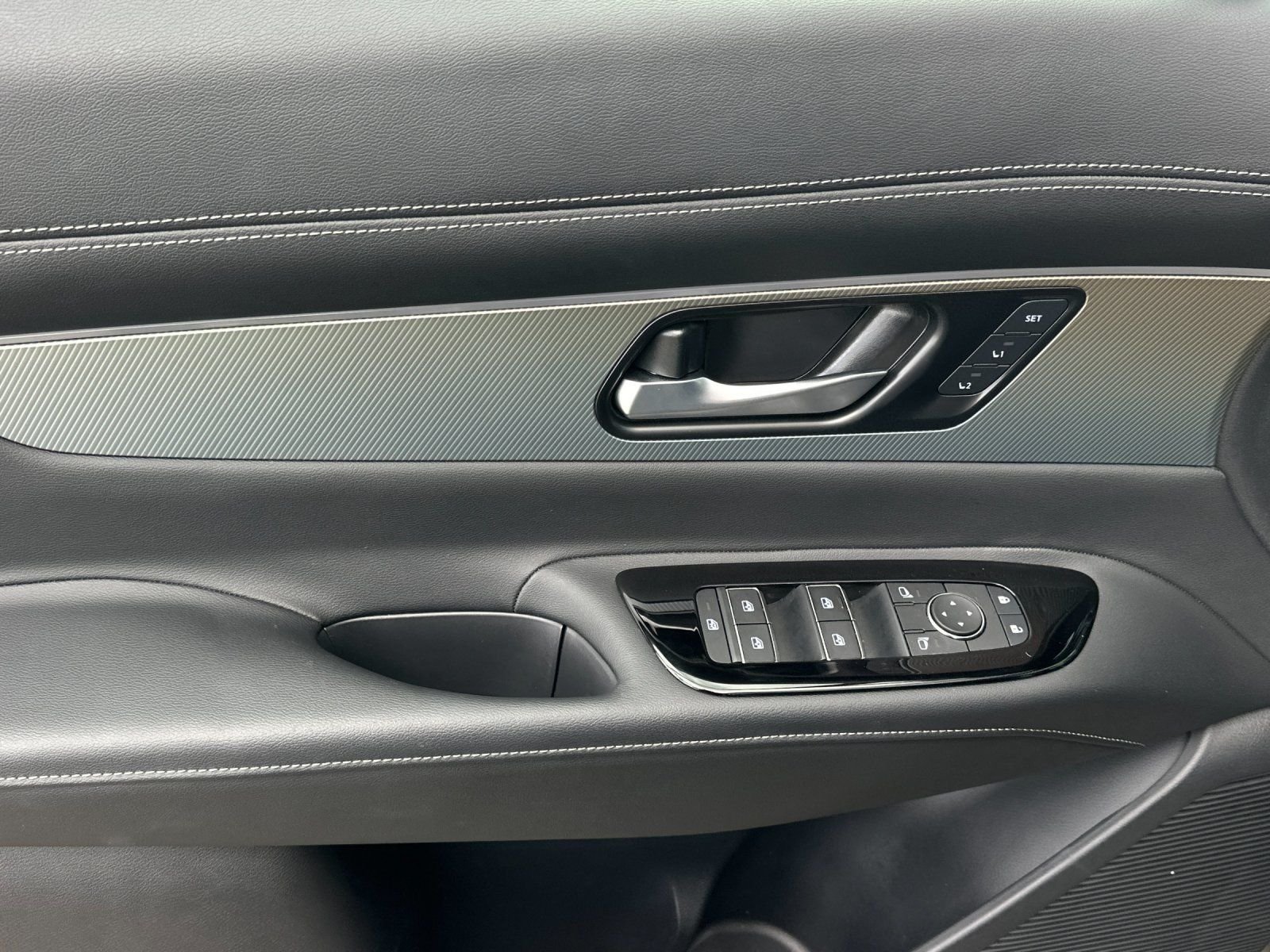 Used 2025 Super Black Nissan SV image 10