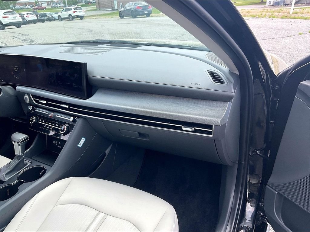 Used 2025 Black Hyundai SE image 13