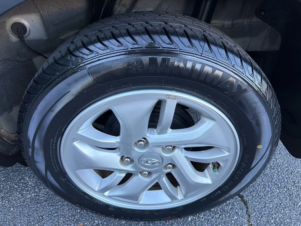 Used 2021 Silver Hyundai SE image 19