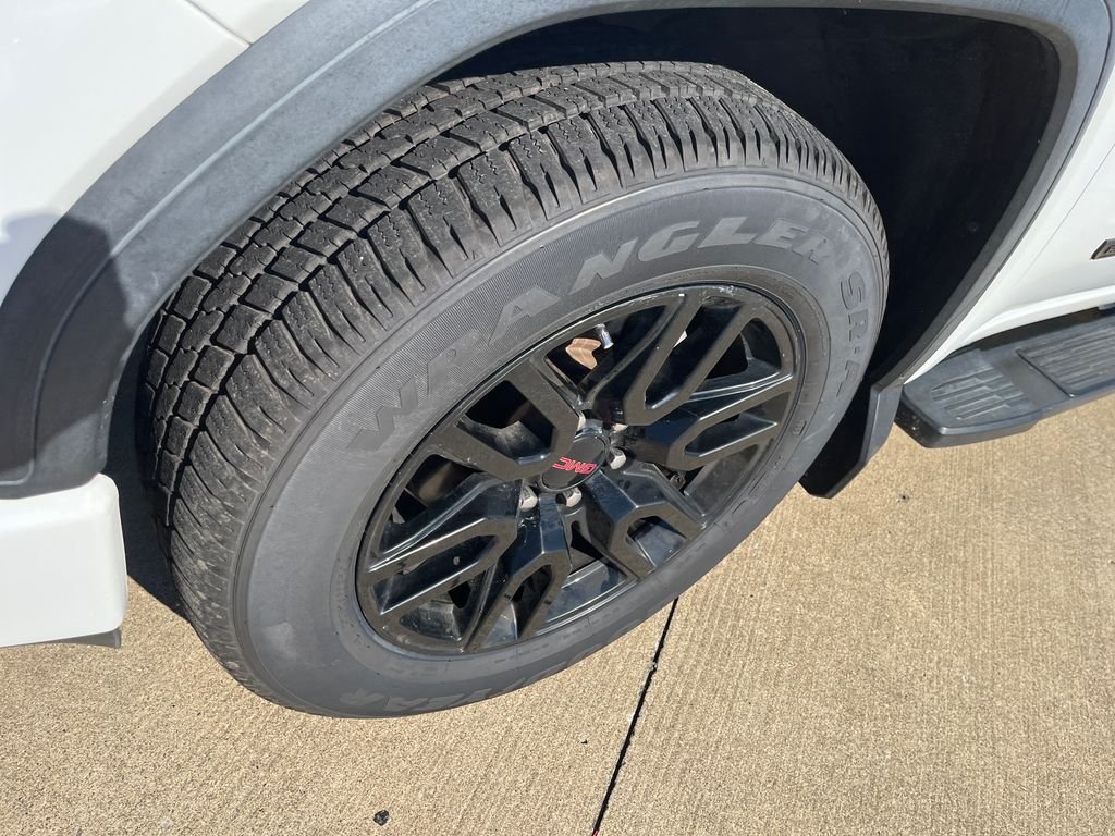 Used 2021 White GMC Elevation image 9