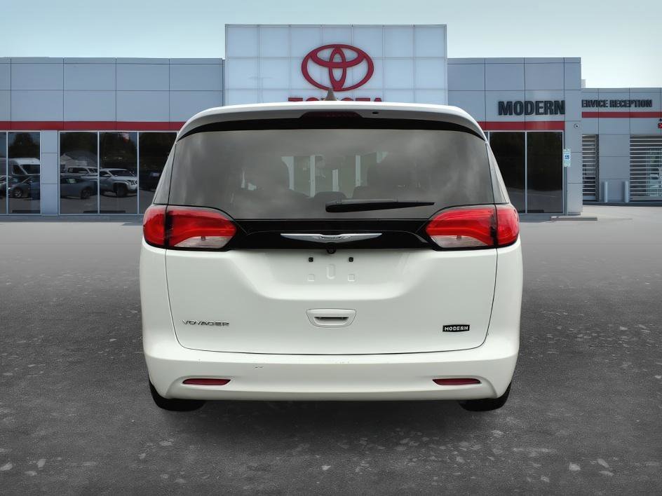 Used 2023 Bright White Clearcoat Chrysler LX image 5