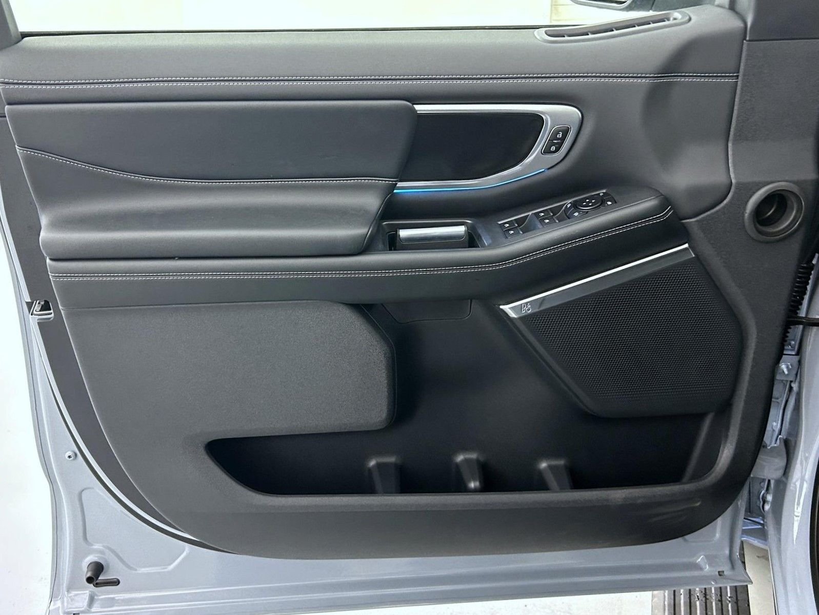 New 2027 Glacier Gray Metallic Tri-Coat Ford Platinum image 10