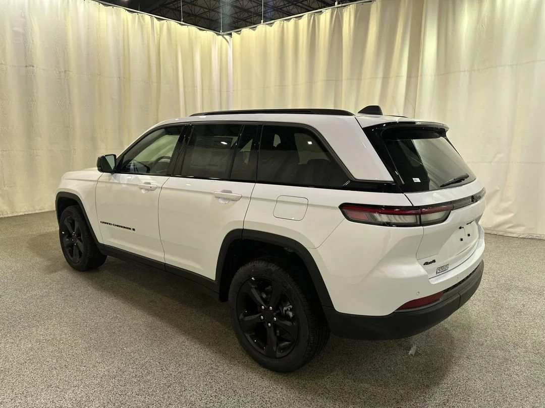 New 2026 Bright White Clear-Coat Exterior Paint Jeep Limited image 9